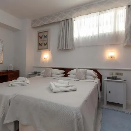 Club Atlantis 78 - One Bed * Costa Adeje (Tenerife)